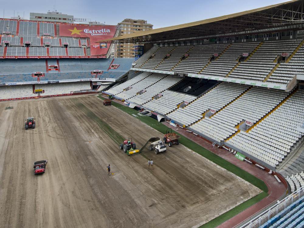 Estadio Mestalla de Valencia, nuevo césped.