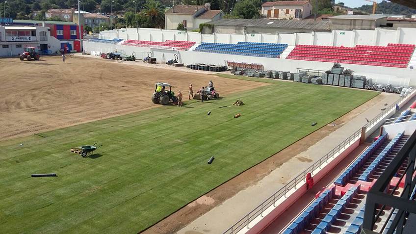 Colocación del césped en el Estadio del Ajaccio