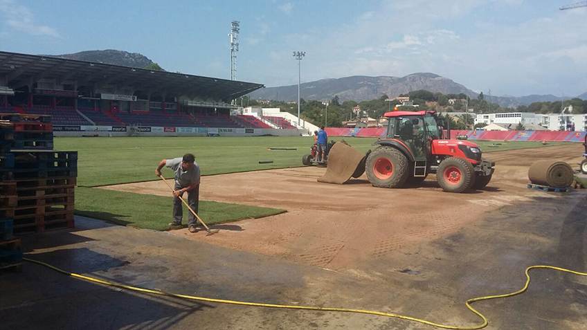 Césped en el Estadio del Ajaccio