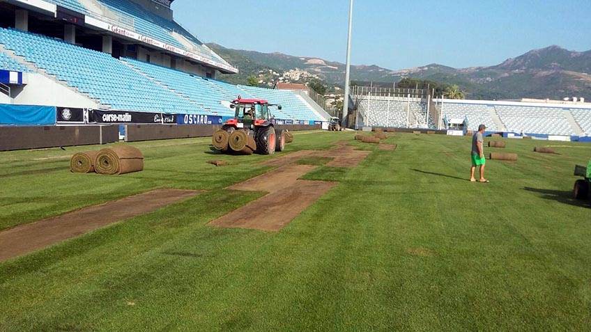 Colocación del césped en el Estadio del Bastia