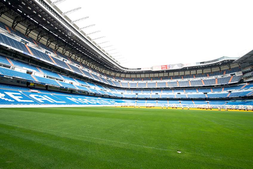 Estadio de fútbol del Real Madrid, el Santiago Bernabéu, con césped de Novogreen